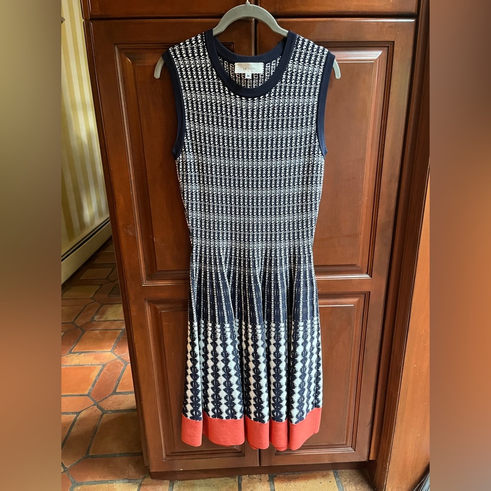 Chic Sleeveless Knit Dress in Navy and Coral